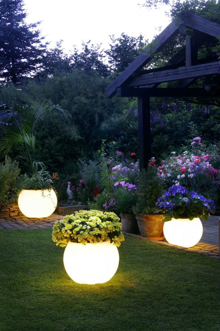 12 Idées Lumineuses Pour Éclairer Et Décorer Votre Jardin intérieur Boule Lumineuse Jardin