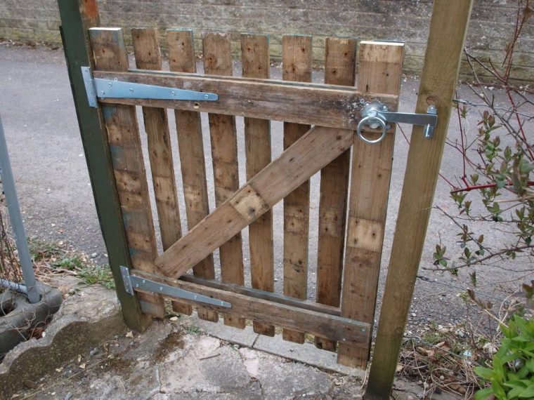 A Simple Pallet Gate | Portillon Bois, Portillon Jardin Et … pour Portillons De Jardin