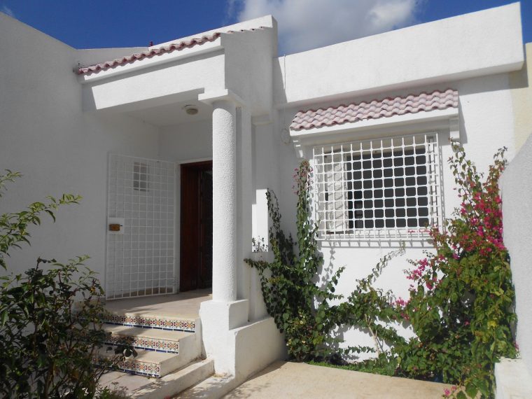 Al Une Coquette Villa Avec Jolie Jardin Et Abri De Voiture … encequiconcerne Abri De Jardin Tunisie