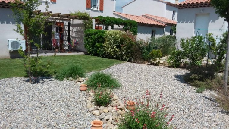 Amenagement D'un Petit Jardin Méditerranéen Devant Maison … concernant Amenagement Petit Jardin Mediterraneen