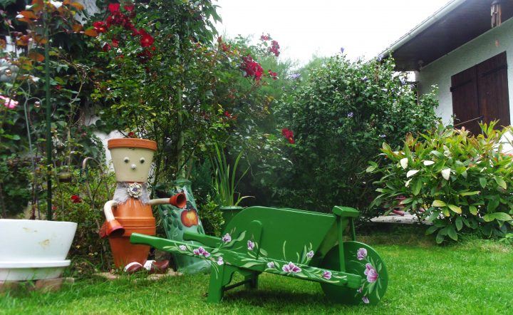 Brouette Décorative Pour Le Jardin Ou La Maison Peinte À La … tout Brouette Deco Jardin