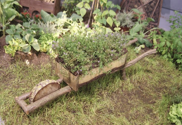 Brouette En Bois – Envie De Jardin concernant Brouette Deco Jardin