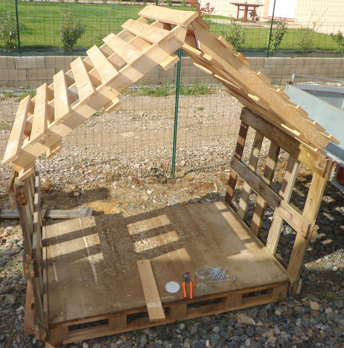 Cabane Enfant Ou Abris Chien - Recyclage Et Création ... encequiconcerne Construire Une Cabane De Jardin Avec Des Palettes