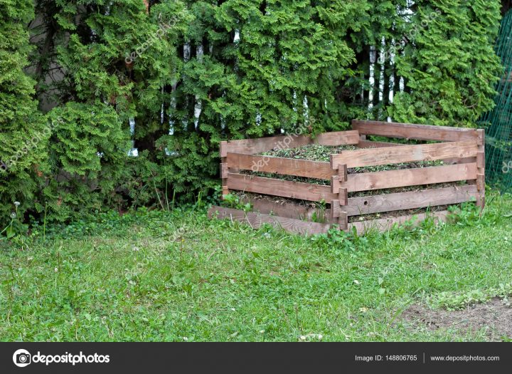 Cadre En Bois Compost Dans Le Jardin — Photographie Ghavasi … intérieur Composteur De Jardin