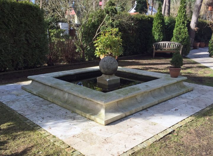 Ce Bassin De Décoration De Jardin En Pierre De Provence Est … concernant Grosse Pierre Decoration Jardin