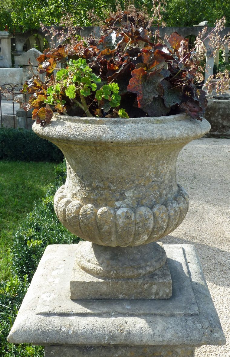 Ce Superbe Vase En Pierre D'estaillades Patinée Est Un Très … tout Bordure De Jardin Ancienne En Terre Cuite