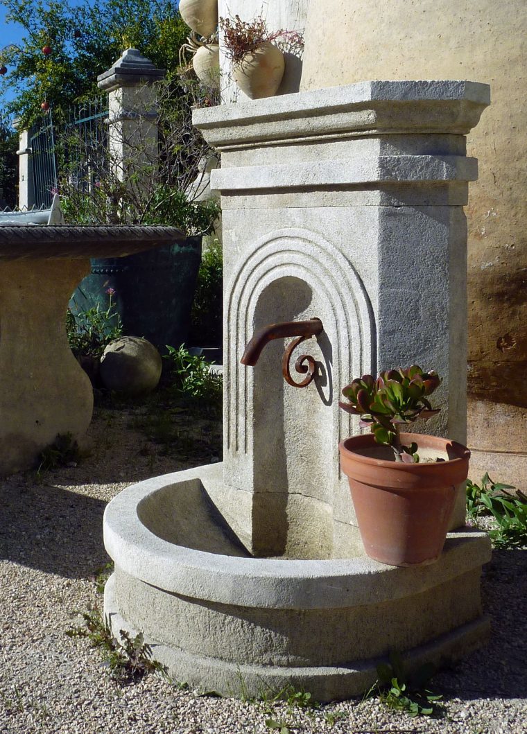 Cette Élégante Petite Fontaine Murale Est Une Fontaine En … encequiconcerne Petite Fontaine De Jardin Pas Cher