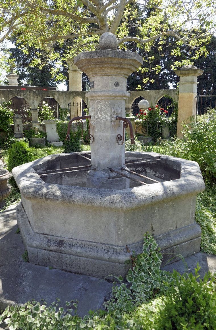 Cette Fontaine De Jardin Taillée À La Main Dans Nos Ateliers … concernant Fontaine Naturelle Jardin