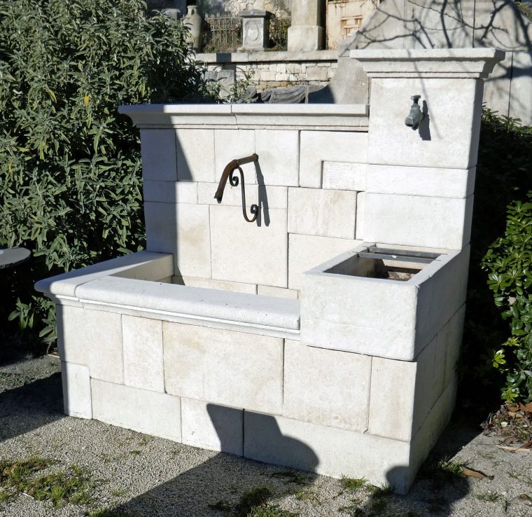 Cette Grande Fontaine De Provence Est Composée De Pierres … avec Grande Fontaine De Jardin