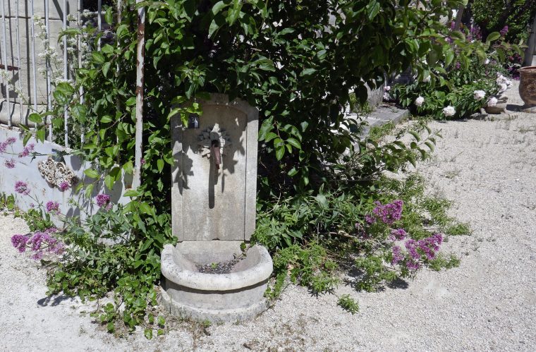 Cette Petite Fontaine En Pierre A Pleins D'atouts : Pas Cher … destiné Petite Fontaine De Jardin Pas Cher