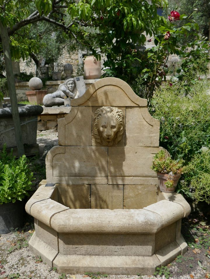 Cette Petite Fontaine En Pierre De Taille Patinée D'ocre Est … avec Petite Fontaine De Jardin