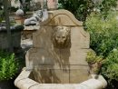 Cette Petite Fontaine En Pierre De Taille Patinée D'ocre Est ... intérieur Lion En Pierre Pour Jardin