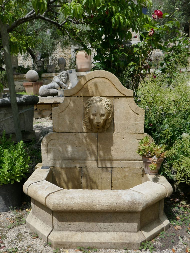 Cette Petite Fontaine En Pierre De Taille Patinée D'ocre Est … intérieur Lion En Pierre Pour Jardin