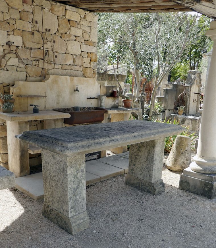 Cette Table De Jardin En Pierre Ancienne Patinée Présente Un … dedans Salon De Jardin En Fonte Ancien