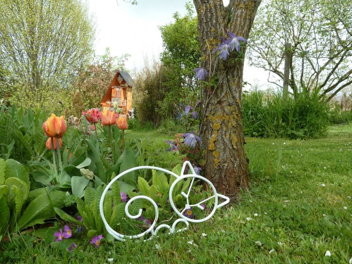 Chat Qui Dort En Fer Forgé Blanc Pour Décoration De Jardin … avec Decoration De Jardin En Fer Forgé