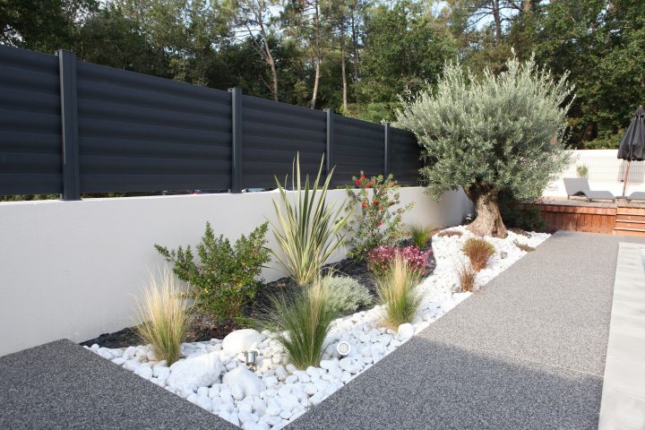 Clôtures Aluminium Modèle Brise Vue #menuiserie #cloturel … serapportantà Jardin Avec Galets Blancs