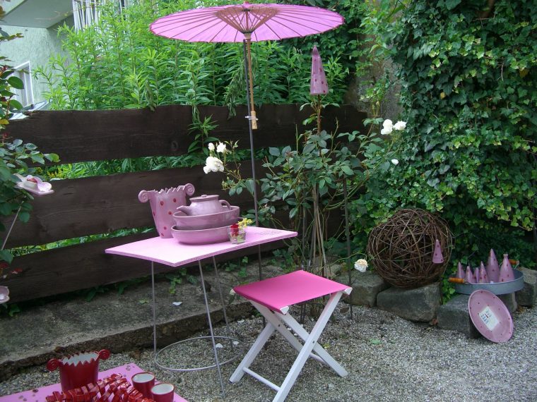 Comment Aménager De Manière Originale Un Jardin En Ville … pour Table De Jardin Colorée
