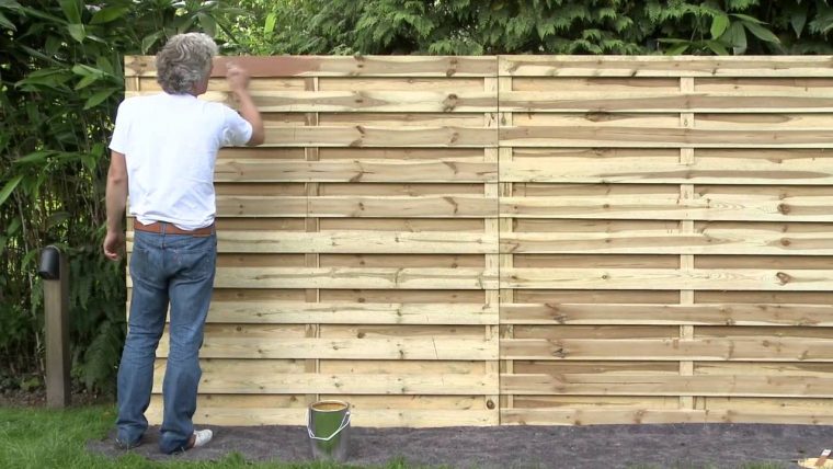 Comment Appliquer Une Lasure Sur Des Clôtures En Bois Au Moyen D'un Pinceau  ? | Xyladecor avec Panneaux De Bois Jardin