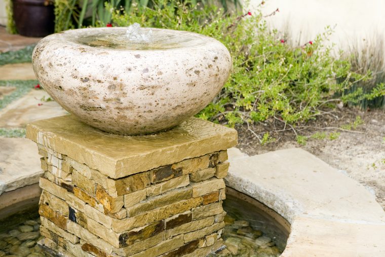 Comment Installer Une Fontaine De Jardin ? – Maison&travaux destiné Installation Fontaine De Jardin
