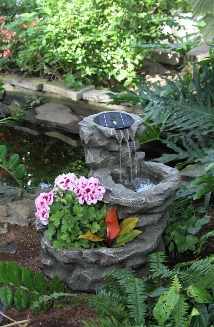 Construire Une Fontaine Extérieure Pour Apporter De L … tout Petite Fontaine De Jardin