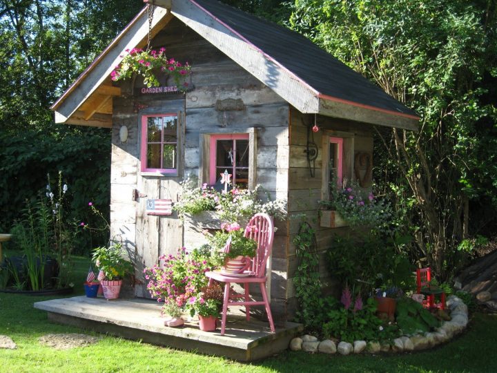Cute Garden Shed ~ Love The Pink | Chalet De Jardin … intérieur Construire Une Cabane De Jardin