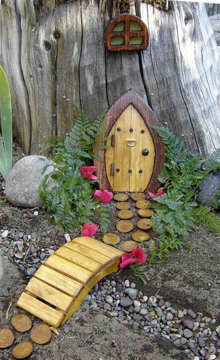 Décoration Pour Jardin À Faire Soi-Même–Porte De Gnome … encequiconcerne Pont En Bois Pour Jardin