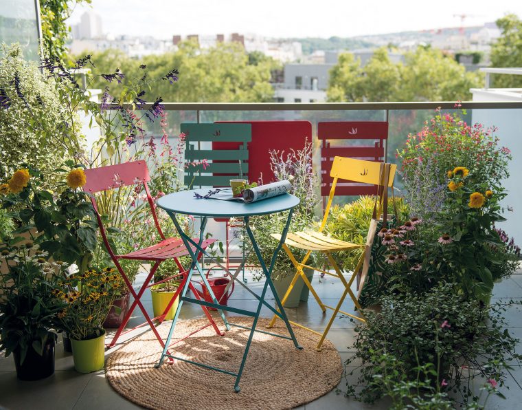 Embellir Son Balcon En Installant Des Jardinières Et Des … pour Mini Jardin Balcon