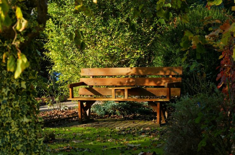 Embellissez Votre Extérieur Avec Un Banc De Jardin En Bois … concernant Banc De Jardin Fonte Et Bois