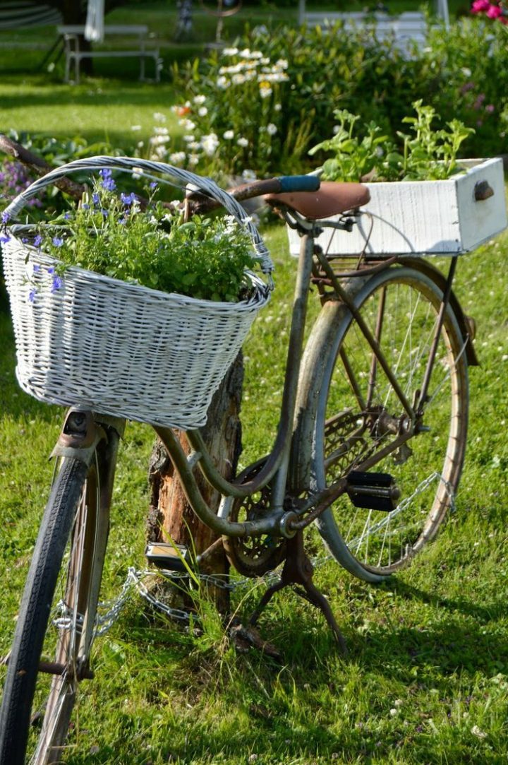 Épinglé Par Joly Sur Déco Jardin | Bicyclettes, Vieux Vélo … intérieur Velo Deco Jardin