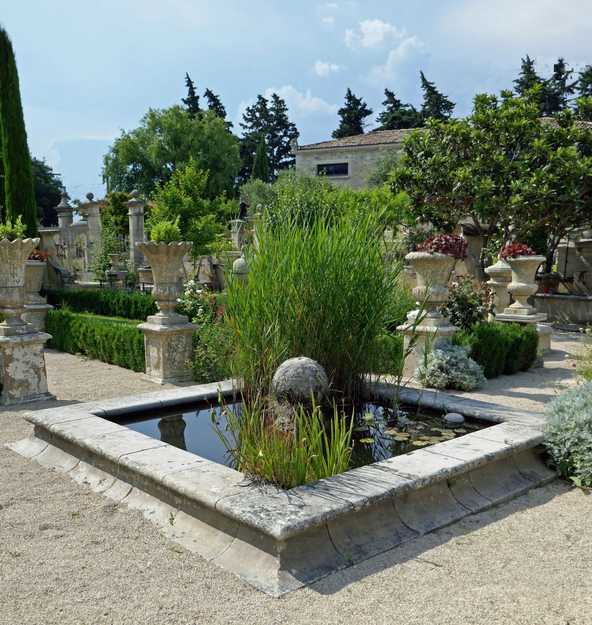 Épinglé Sur Bassins En Pierre serapportantà Bassin De Jardin En Pierre