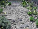 Escalier Jardin Bois Gravier - Idées Pour Un Espace Outdoor ... à Création Allée De Jardin