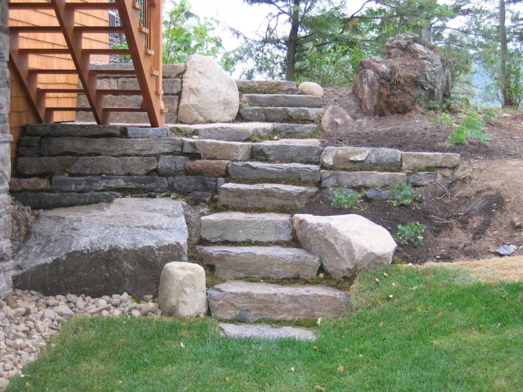 Escaliers Réalisés Avec Des Grosses Pierres Naturelles … destiné Amenagement Jardin Avec Pierres