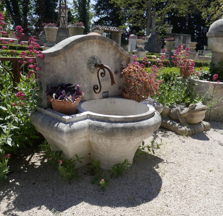 Facile À Installer Et À Entretenir, Cette Élégante Fontaine … à Pierre Décorative Jardin