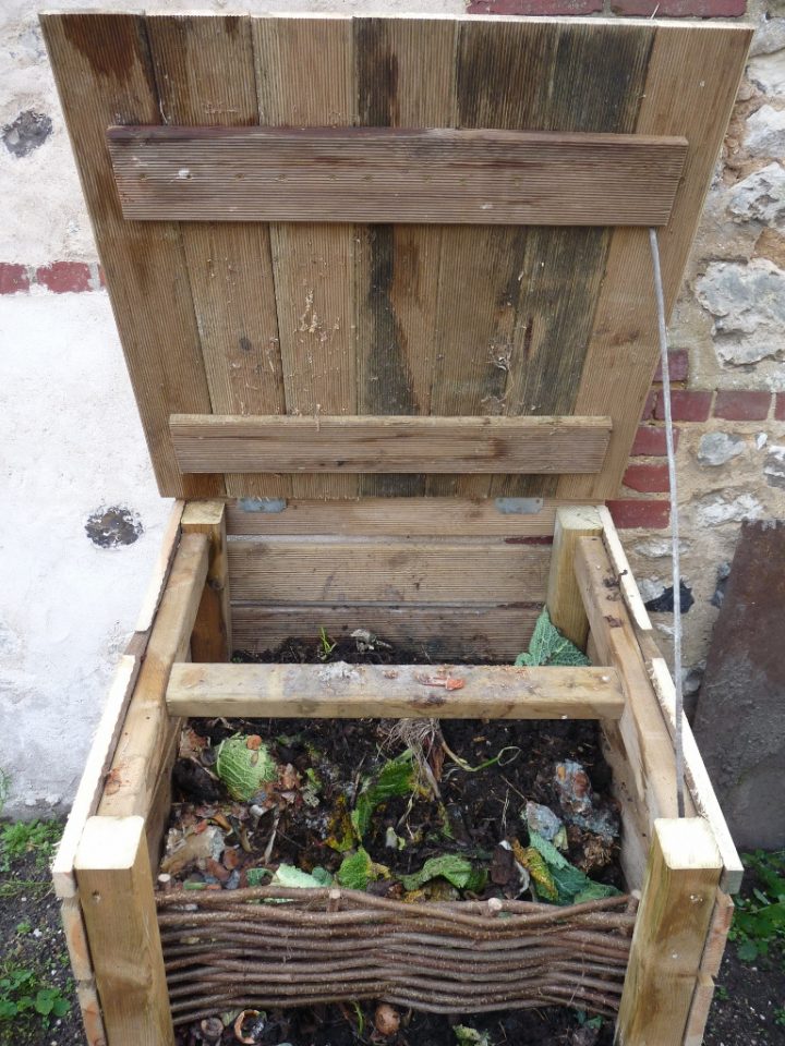 Faire Son Compost Pour Le Potager En Carrés à Composteur De Jardin