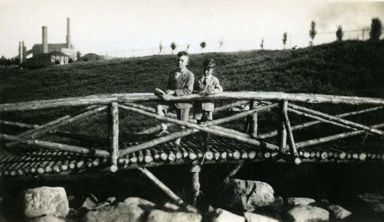 File:deux Garçons Posant Sur Le Pont De Bois Dans Le Jardin … avec Pont De Jardin En Bois
