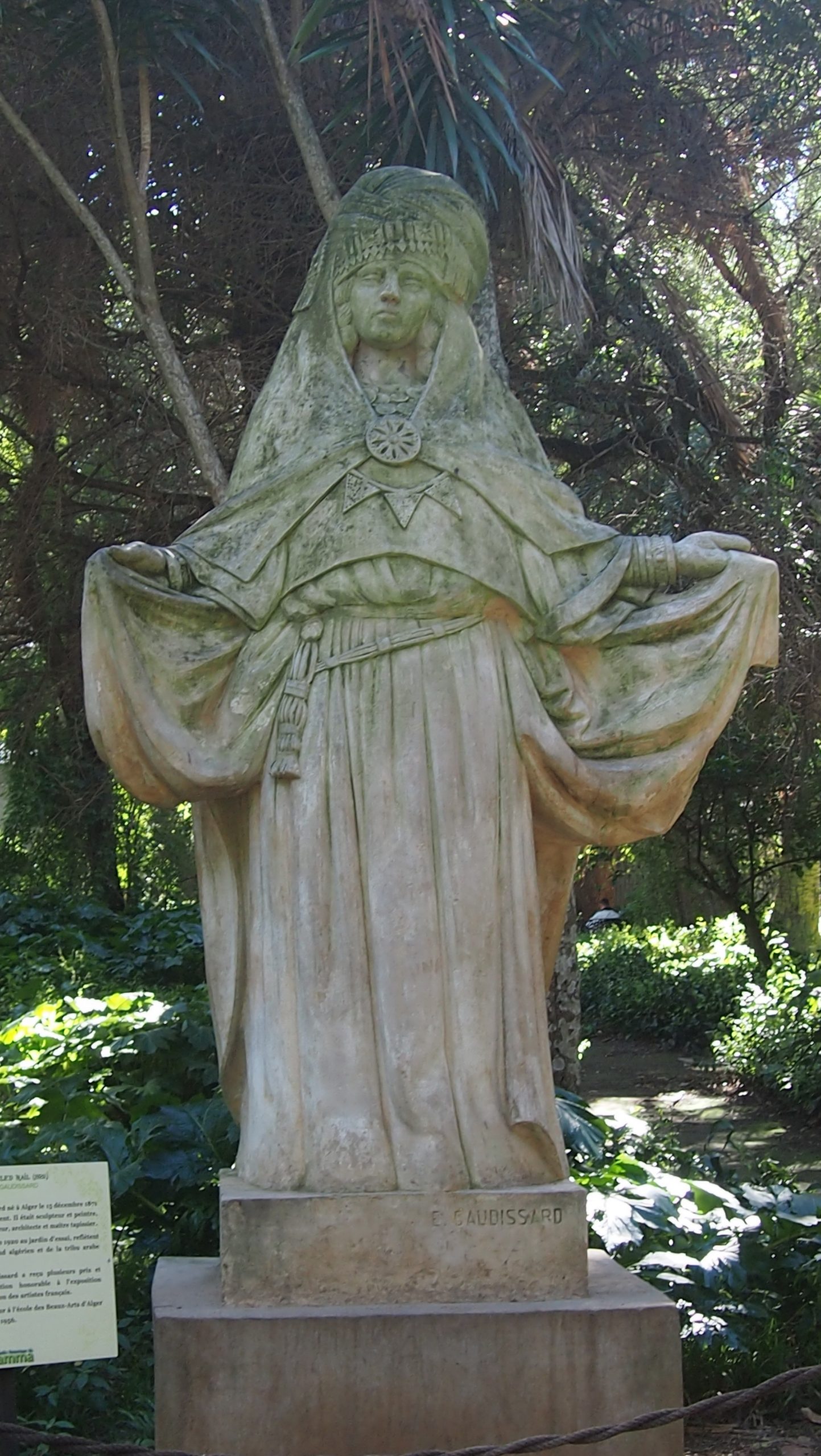File:une Statut D'une Princesse Berbère Au Jardin D'essai À ... à Statut De Jardin