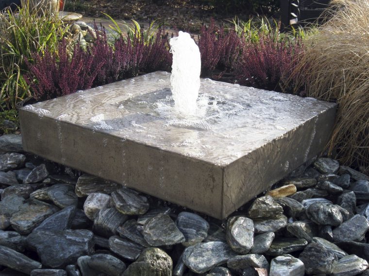 Garden Fountain / Contemporary Elemento Slink – Ideen Mit … pour Fontaine Exterieure De Jardin Moderne