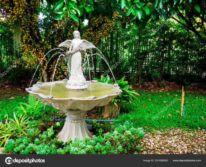 Garden Fountain House — Stock Photo © Dec.nui.gmail … concernant Fontaine De Jardin En Fonte