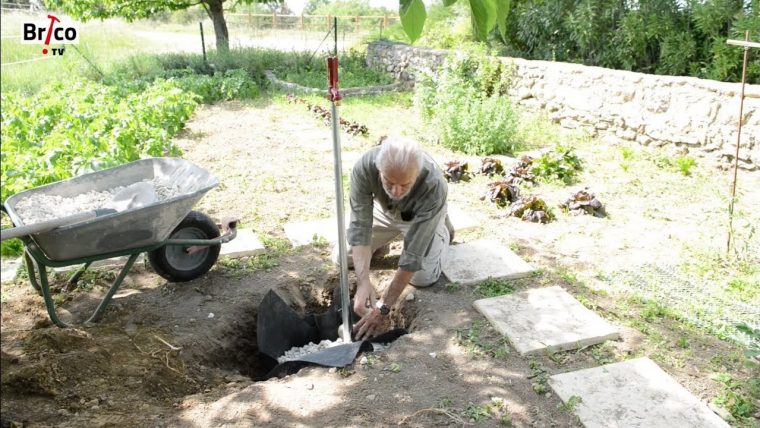 Installer Un Robinet Antigel Dans Un Jardin – Tuto Brico Pour Poser Un  Robinet Antigel À L'extérieur pour Applique Pour Robinet De Jardin