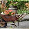 Instillez Un Esprit Factory Fleuri À Votre Jardin Avec Cette ... tout Brouette Deco Jardin