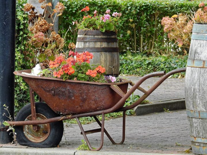 Instillez Un Esprit Factory Fleuri À Votre Jardin Avec Cette … tout Brouette Deco Jardin