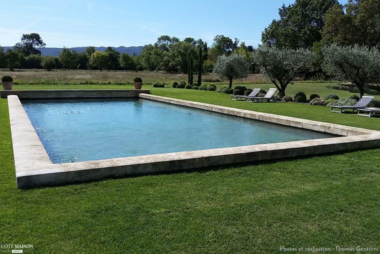 Jardin Provençal À Eygalières, Eygalières, Alpilles – France … serapportantà Bassin De Jardin Rectangulaire