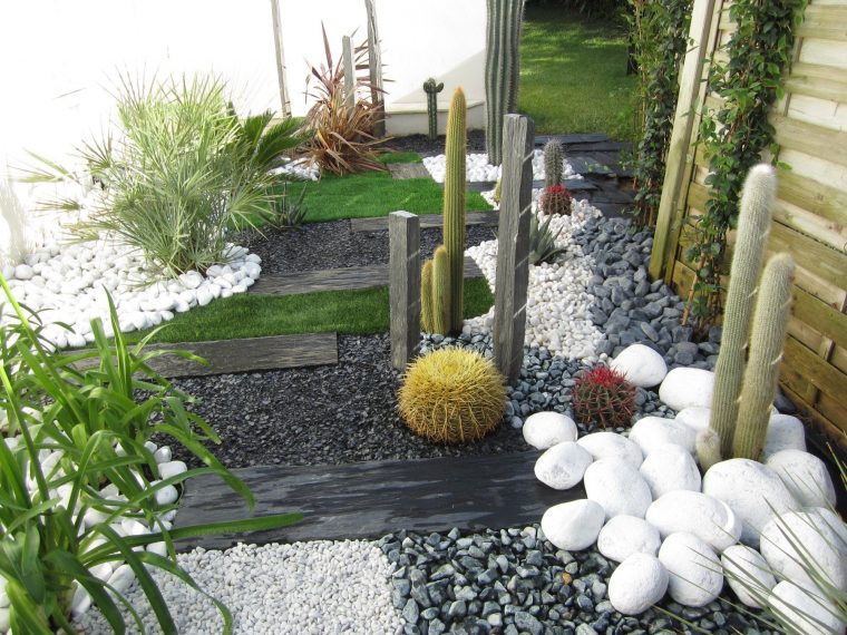 Jardin Sec: Cactus, Galets Polis Blancs, Gazon Synthétique … concernant Amenagement Jardin Avec Pierres