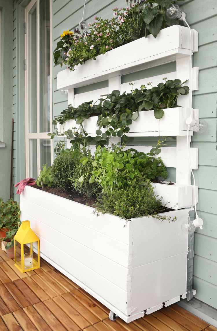 Jardin Vertical Au Balcon – Aménager Sa Petite Oasis De Verdure destiné Salon De Jardin Pour Balcon