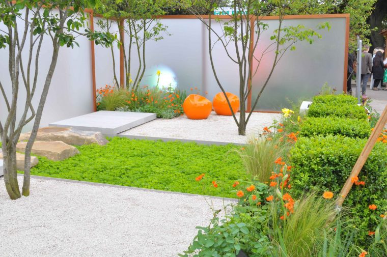 Jardin Zen : Un Petit Jardin De Ville Aménagé Avec Des … destiné Plantes Pour Jardin Japonais