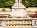 Jardins De La Fontaine Park — Stock Photo © Saiko3P #264101162 dedans Statue Fontaine De Jardin