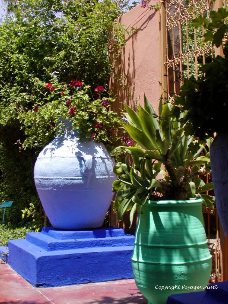 Jarres De Terre Cuite Colorées, Jardin Majorelle, Marrakech … concernant Jarre Terre Cuite Pour Jardin