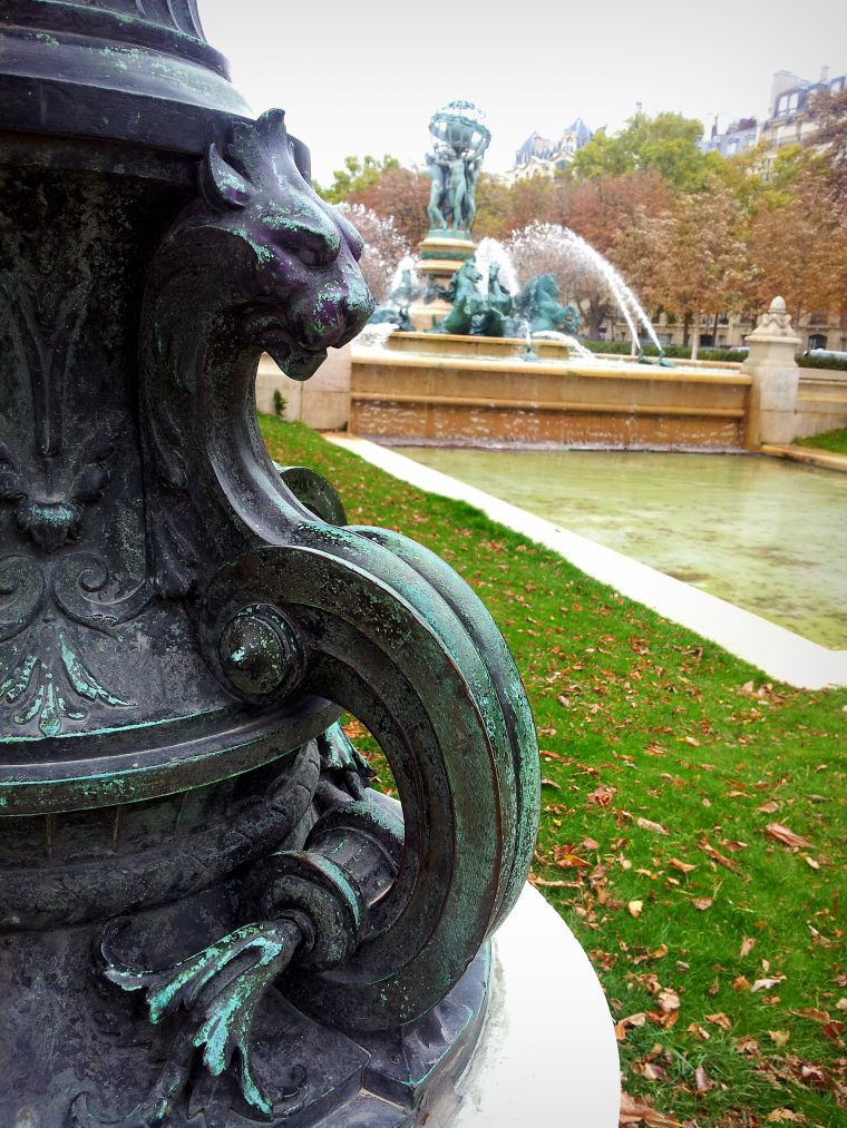 La Fontaine Du Jardin Marco Polo, Paris | World Of Paris avec Statue Fontaine De Jardin
