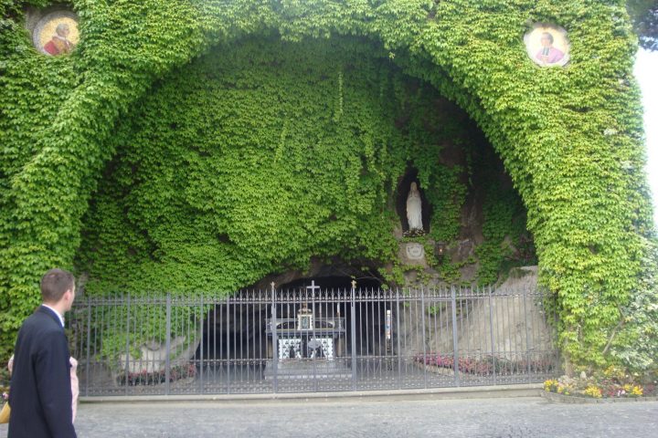 La Grotte De Lourdes Dans Les Jardins Du Vatican | European … intérieur Les Jardins De Lourdes