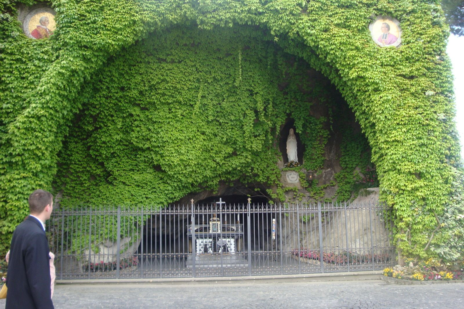 La Grotte De Lourdes Dans Les Jardins Du Vatican | European ... intérieur Les Jardins De Lourdes
